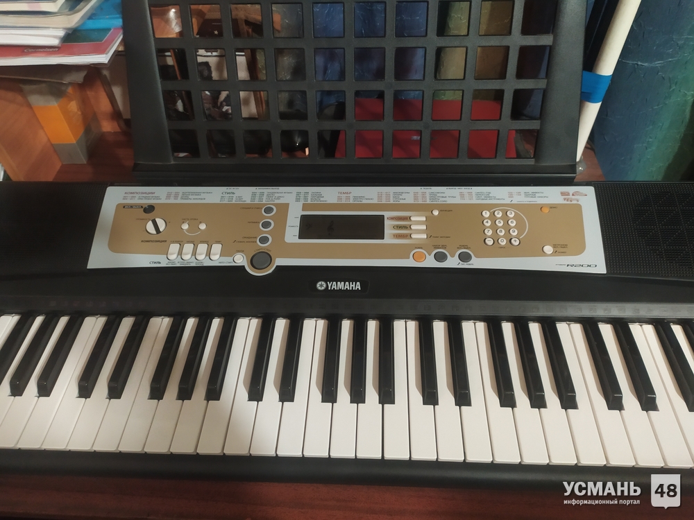Клавишьный инструмент Yamaha PSR r200