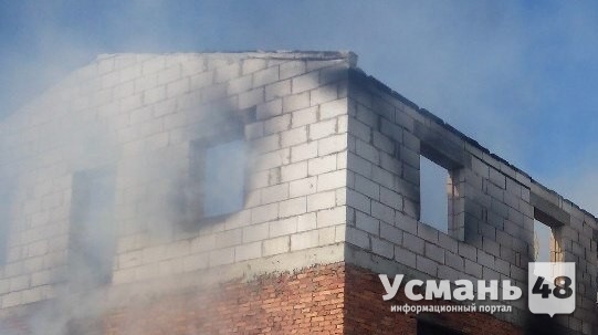 В Усмани на улице Плеханова сгорел дом.