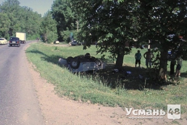 В Усманском районе в ДТП пострадал водитель перевернувшейся «шестерки»
