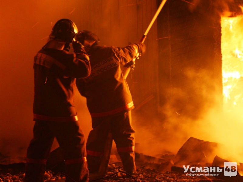 В Усманском районе пожар уничтожил надворные постройки