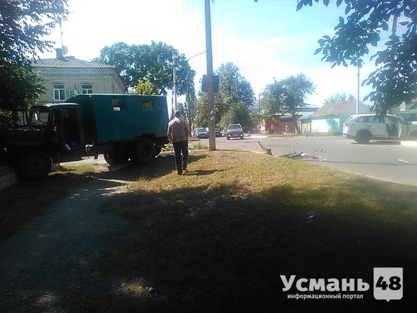 В Усмани на ул. Радищева в районе Городского парка столкнулись грузовик и иномарка. Фото