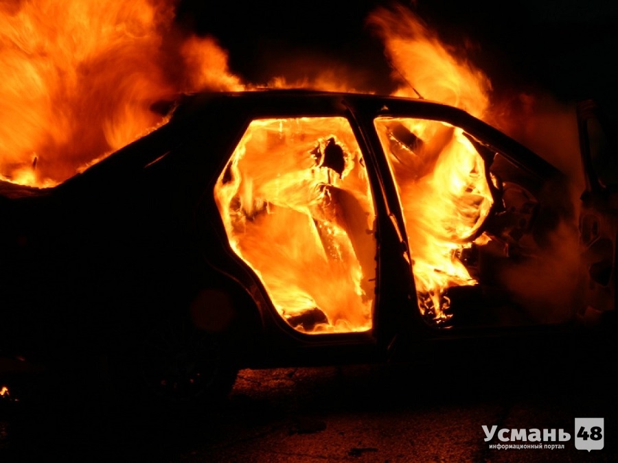 В Усмани ночью сгорел автомобиль