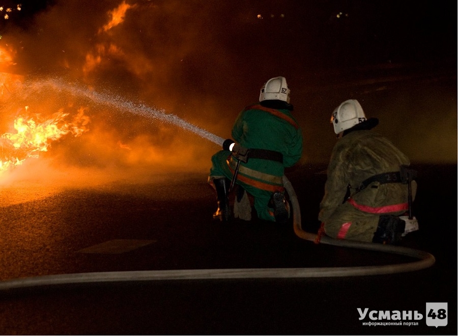 В Усманском районе пожар уничтожил сенник, 3 тонны сена и «КамАЗ»