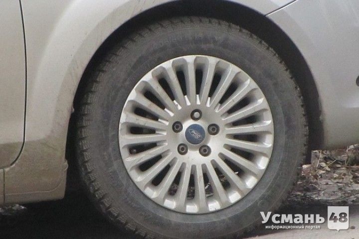 В Усманском районе из гаража неизвестные украли два автомобильных колеса