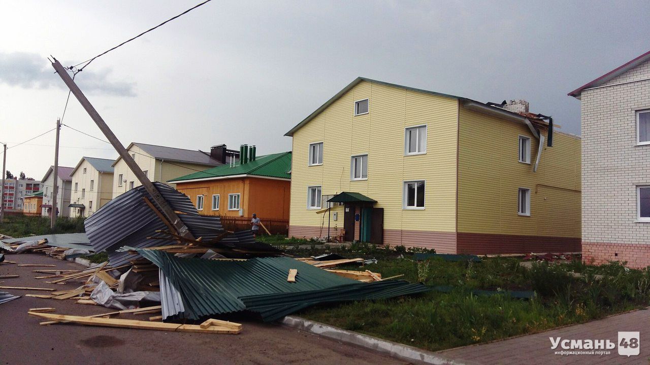 В Усмани сильный ветер повредил кровлю детского сада «Журавленок» и многоквартирного дома