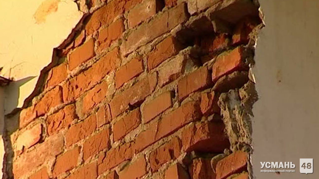 В Усманском районе из-за взрыва в магазине обрушилась стена