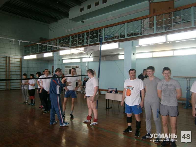 В усманской школе №2 прошел турнир по волейболу «Летящий мяч»