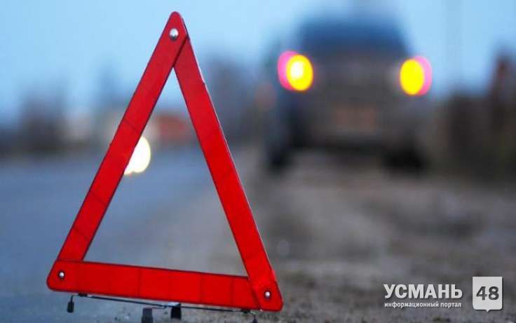 В Усманском районе водитель «ВАЗ-21099» съехал в кювет протаранив световую опору