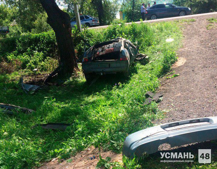 В Усманском районе «ВАЗ 2112» съехал в кювет и врезался в дерево