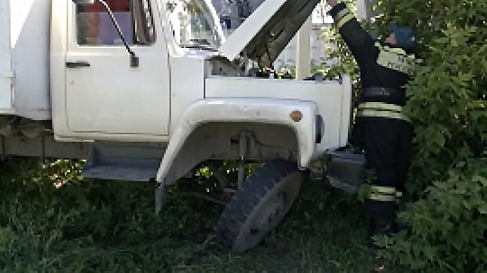 В Усмани ГАЗ-53 врезался в препятствие. Есть пострадавший
