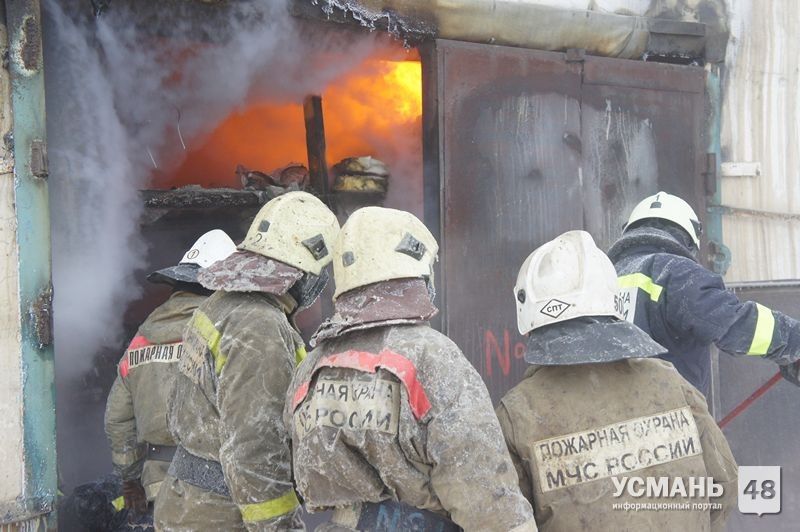 За двое суток в Усманском районе пожар уничтожил гараж и 8 тонн сена