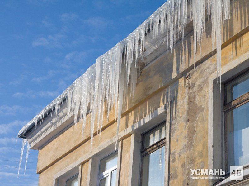 Прокурор Усманского района потребовал очистить крыши зданий от наледи и сосулек, угрожающих жизни и здоровью людей