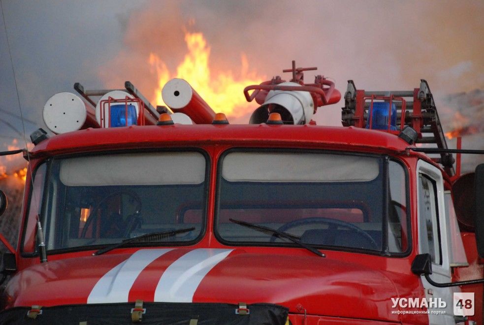 При возгорании сарая в Усманском районе пострадал человек