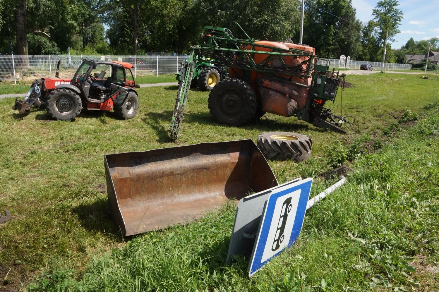 В Усманском районе трактор сбил дорожный знак и улетел в кювет