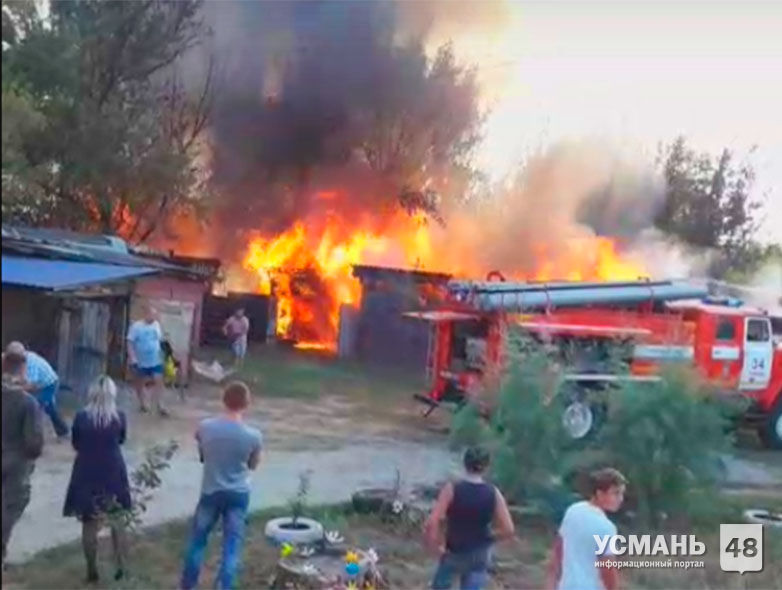 В Усмани пожар уничтожил несколько гаражей