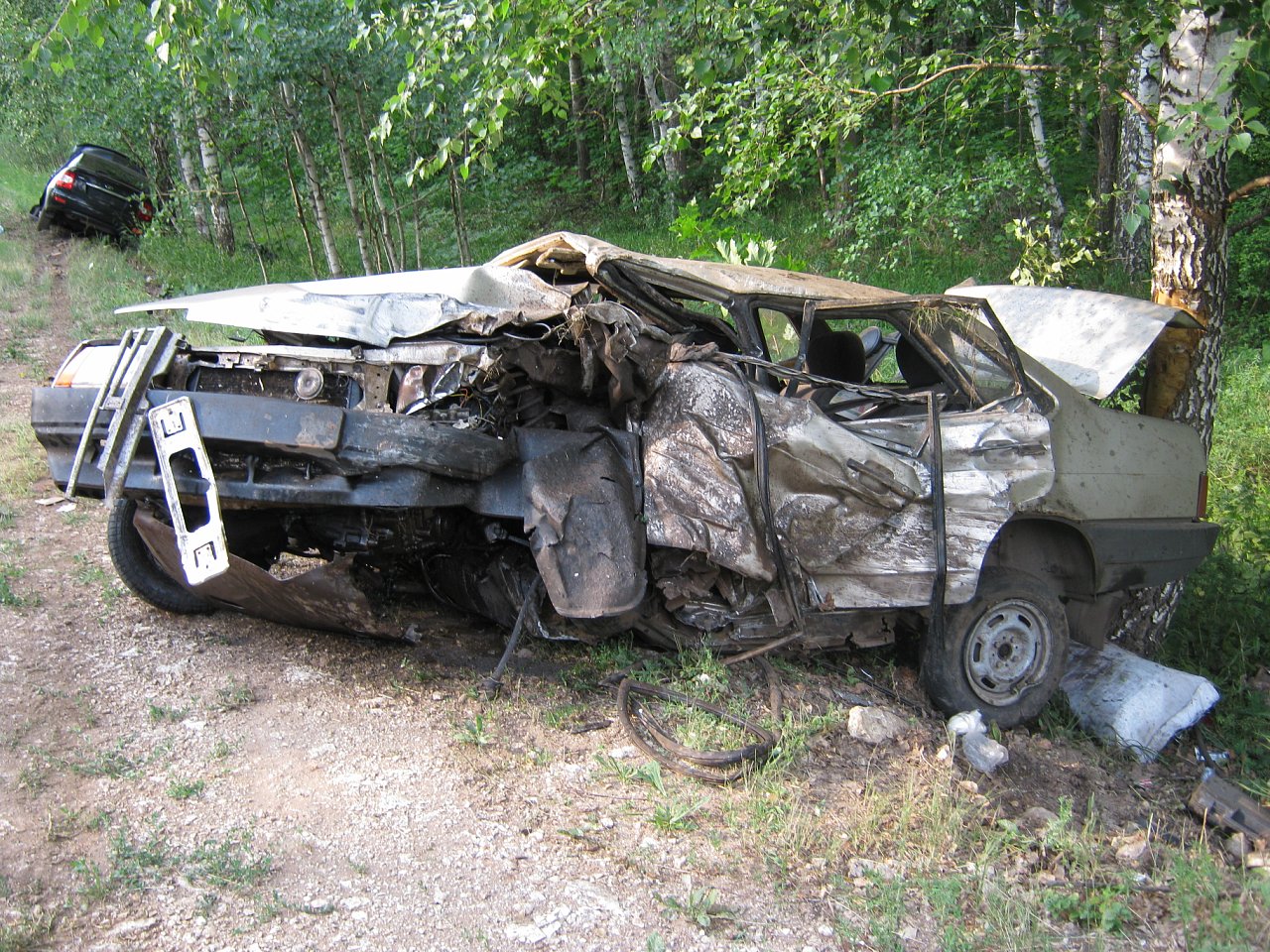 В Усмани автомобиль «Рено» врезался в дерево