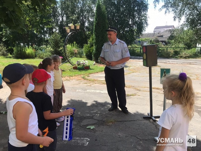 В Усманском районе дорожные полицейские устраивают регулярные консультации юных пешеходов