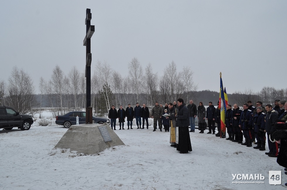В Усманском районе восстановили и освятили спиленный ранее Памятный крест