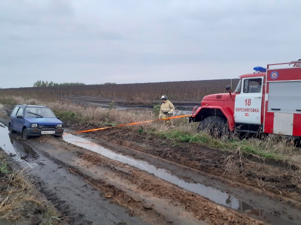 Застрявшую на полевой дороге в грязи малолитражку пришлось вытаскивать спасателям.