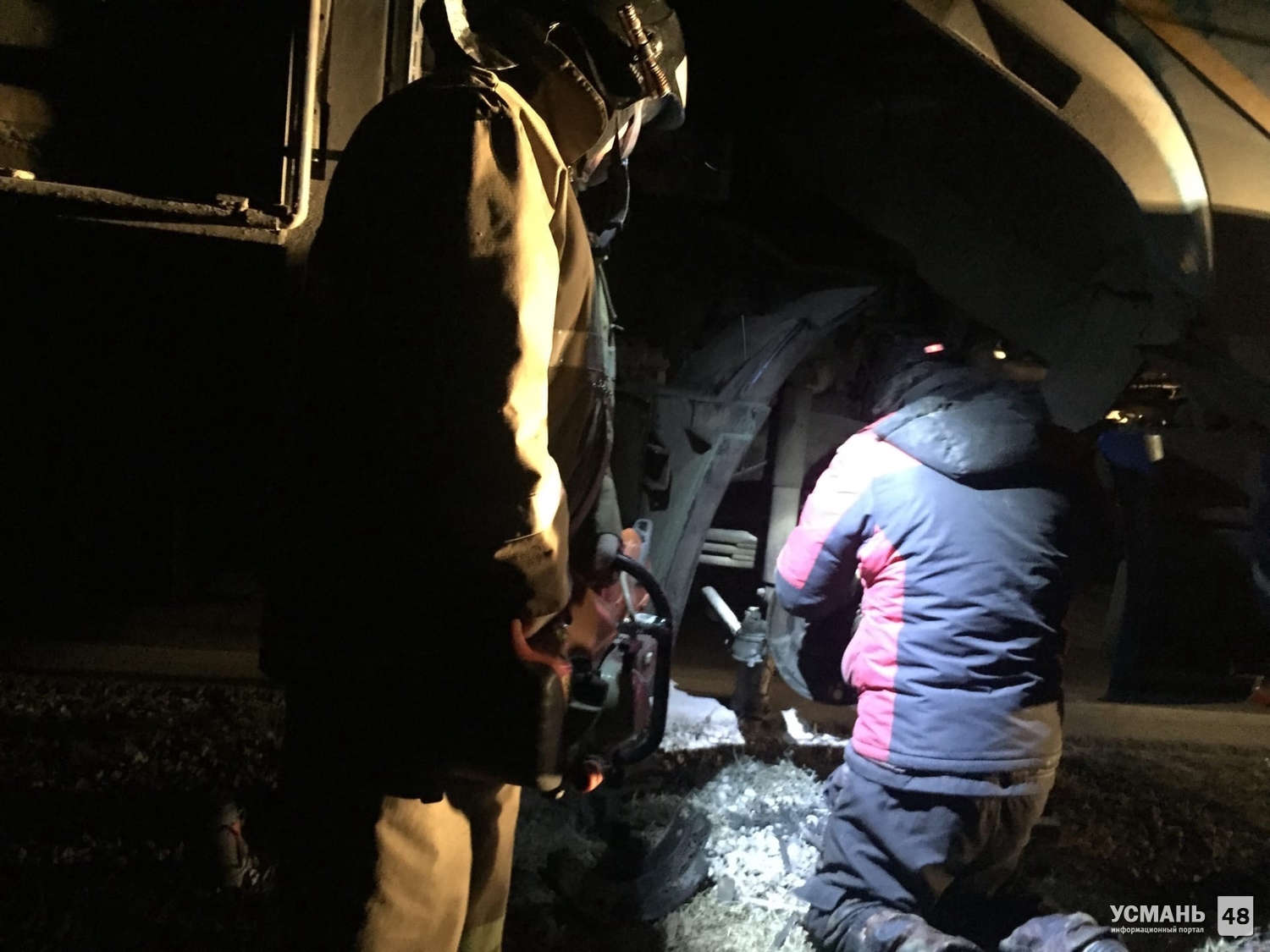 Жителям г. Волгограда из-за поломки КАМАЗа понадобилась помощь спасателей