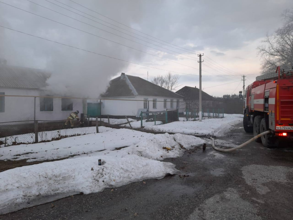 В с. Студенки Усманского района горел жилой дом, огонь повредил внутреннюю отделку дома.