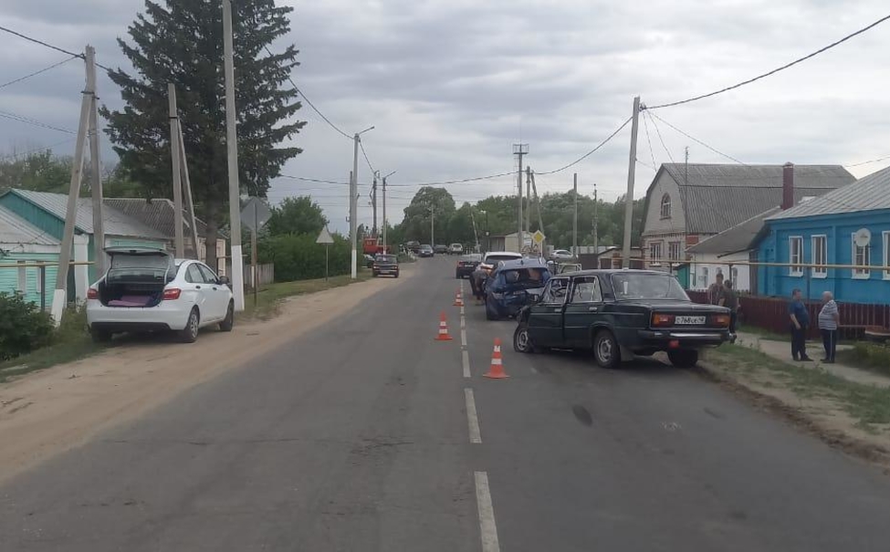 В селе Пригородка Усманского района в тройном столкновении пострадали три человека.