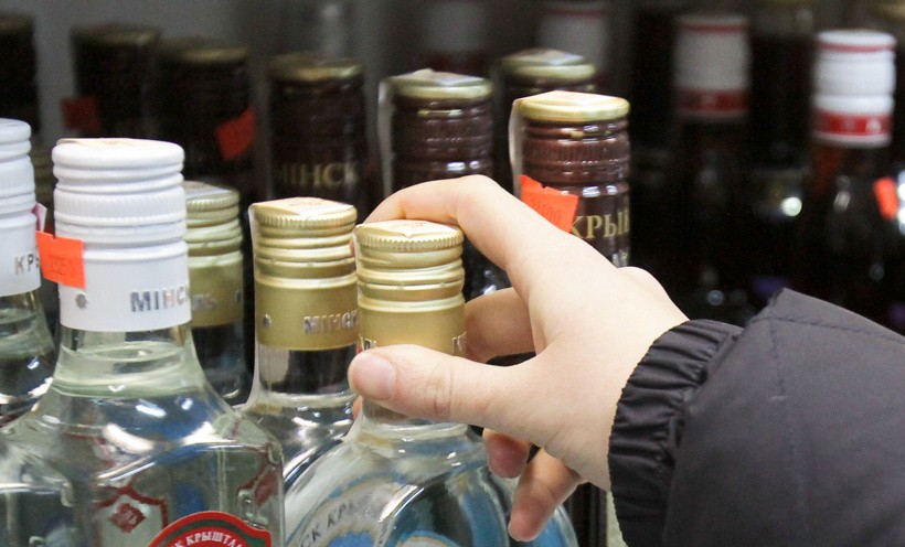 За проданную за 100 рублей бутылку спиртного продавщицу оштрафовали на 30 000 рублей