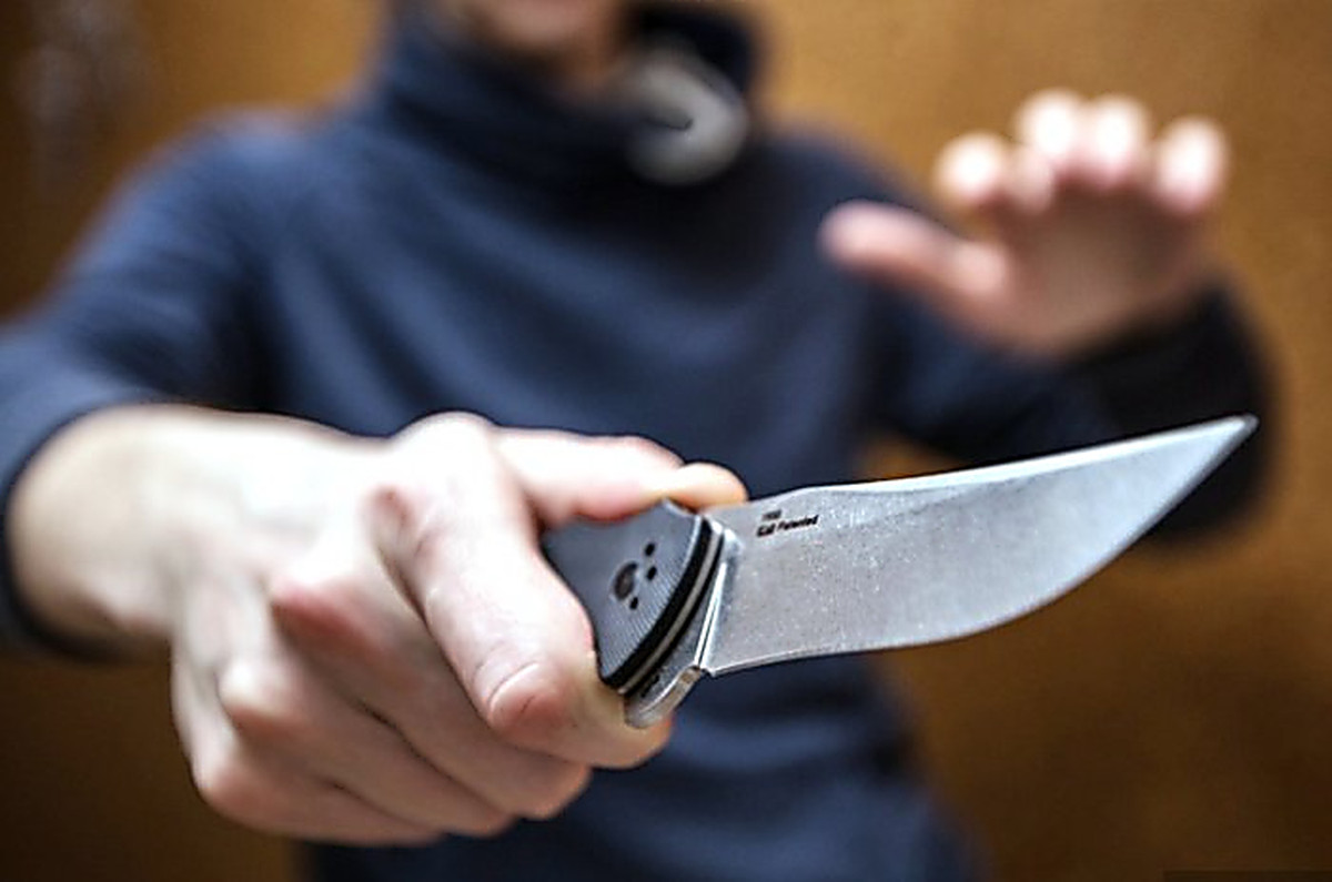 44-летний житель Усманского района кухонным ножом ударил в шею знакомого и ушел со спиртным домой.
