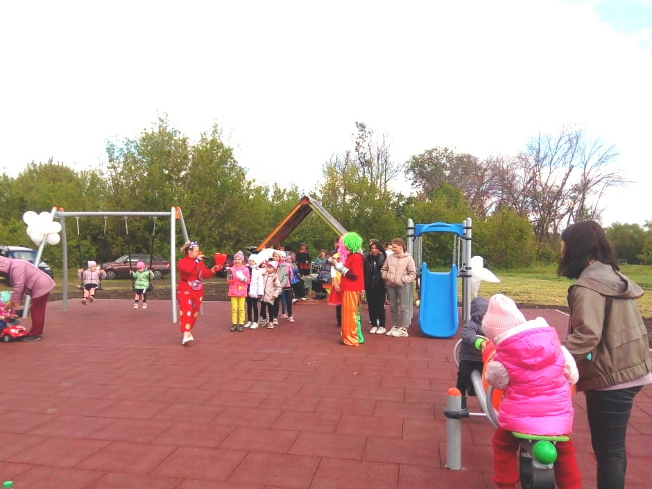 В селе Красное Усманского района открыли детскую площадку.