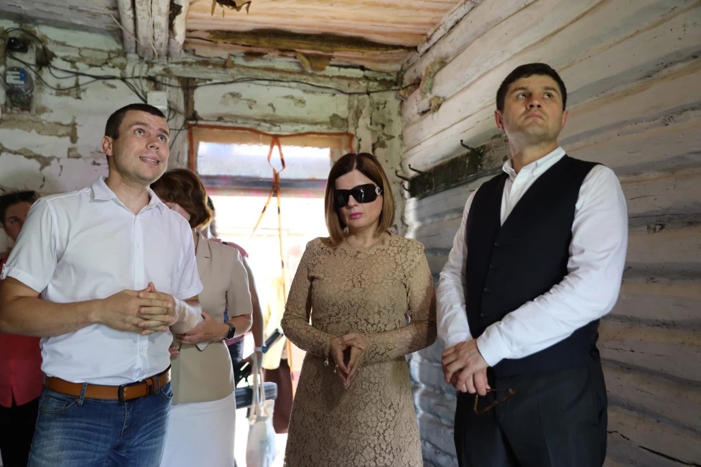 Диана Гурцкая посетила Усманский район что бы помочь семье из села Бреславка решить жилищную проблему.