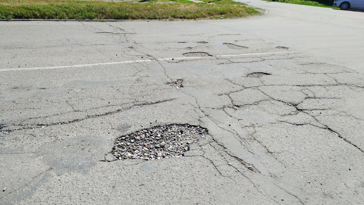 Жителей Липецкой области продолжают волновать ямы и выбоины на дорогах.