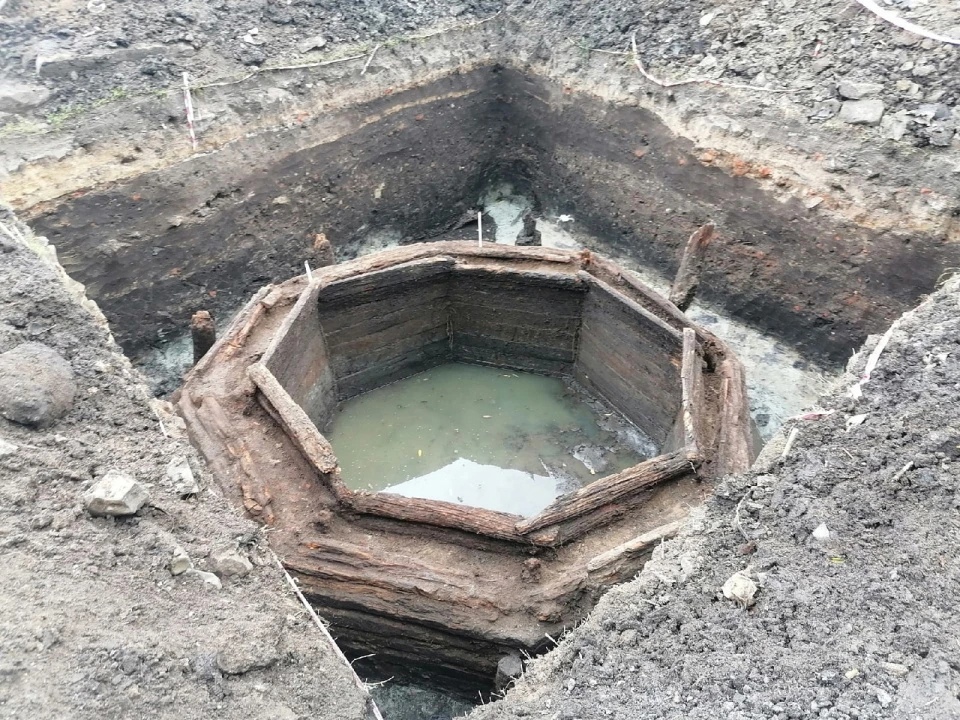 В городе Усмань археологи обнаружили руины дубовой смотровой башни XVII века. Фото.