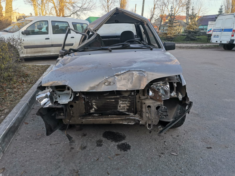 Житель Усманского района угнал автомобиль «ВАЗ» и врезается на нем в ограждение.