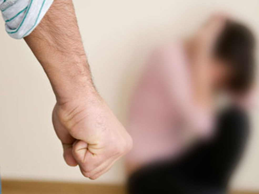 35-летний многодетный отец выяснял отношения с женой и вывихнул ей руку.