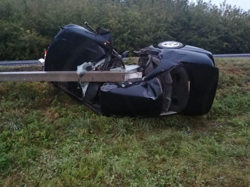 В Усманском районе перевернувшийся «Митсубиси» врезался в бетонный столб, 24-летний водитель выжил.