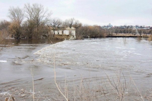 Весенний паводок подтопил низководный мост, 22 участка дорог и несколько придомовых территорий в Липецкой области.