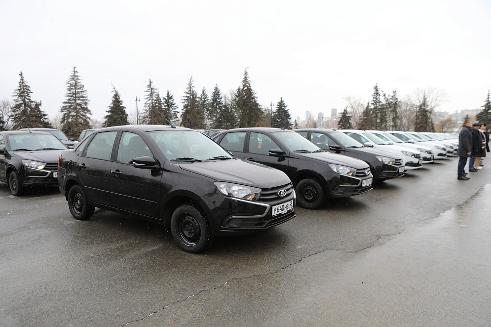 Министр здравоохранения передал 42 машины для липецких районных больниц.