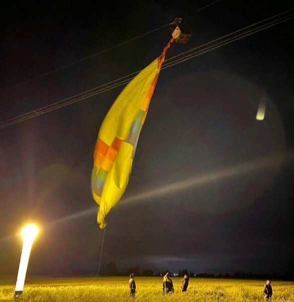 Воздушный шар с людьми зацепился за ЛЭП и загорелся в Липецкой области.