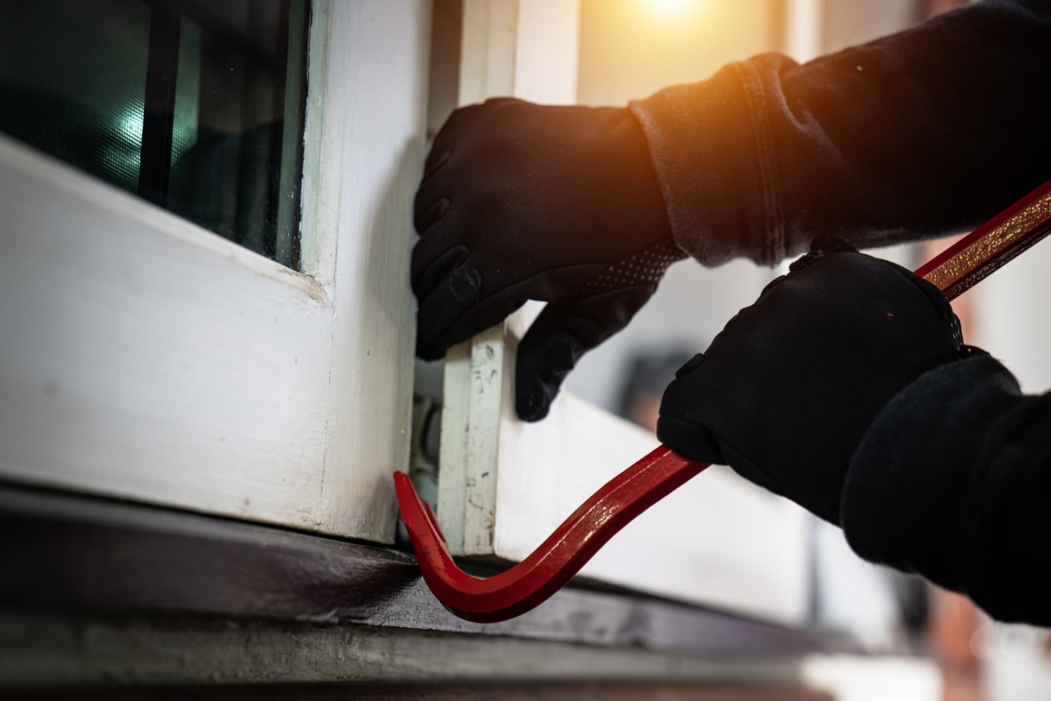 В Усманском районе ​​​​​​​47-летняя женщина проникла в чужой дом и похитили отопительный радиатор, водяной насос, микроволновую печь.