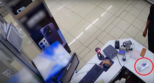 Покупатель оплатил один телефон, а забрал два: кражу записала камера видеонаблюдения.