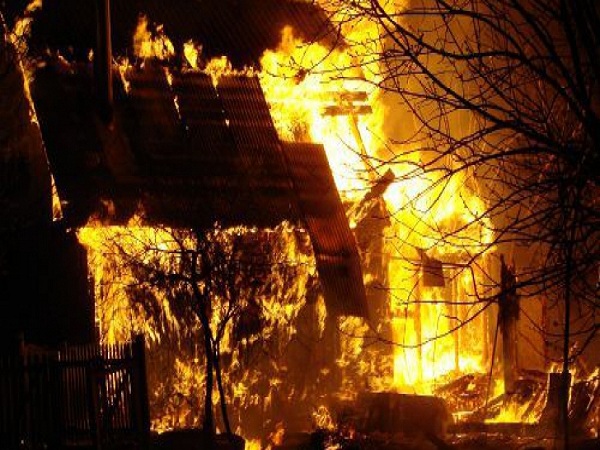 Ночью липецкие пожарные тушили дом и автомобиль