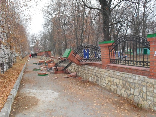 В городском парке Усмани вандалы свалили забор