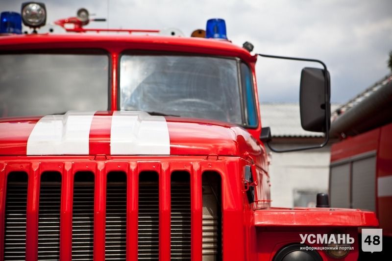 В Усмани пожарные тушили автомобиль «ВАЗ-21093»