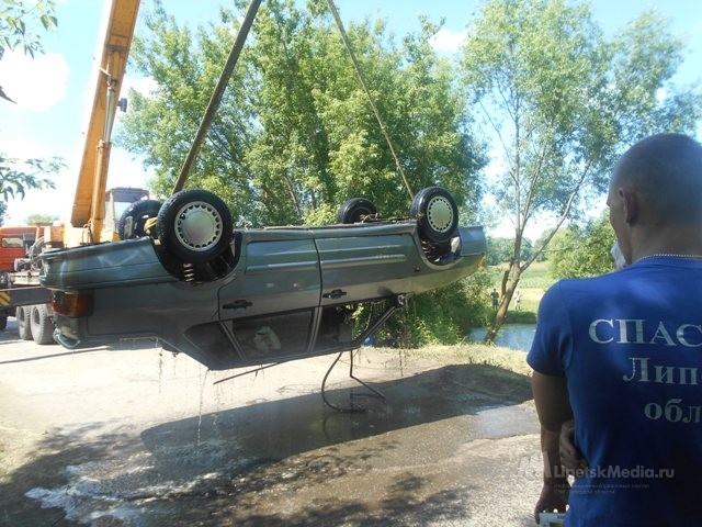 Двое мужчин погибли после падения машины в реку Байгора в Усманском районе