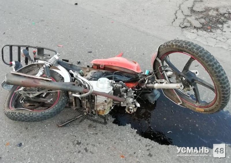 В Усманском районе 14-летний водитель мопеда попал в больницу после столкновения с двумя автомобилями