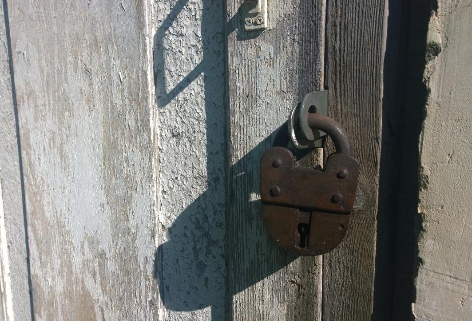 30 метров медного кабеля и два охотничьих ножа похитили у 53-летнего пенсионера из Усманского района.