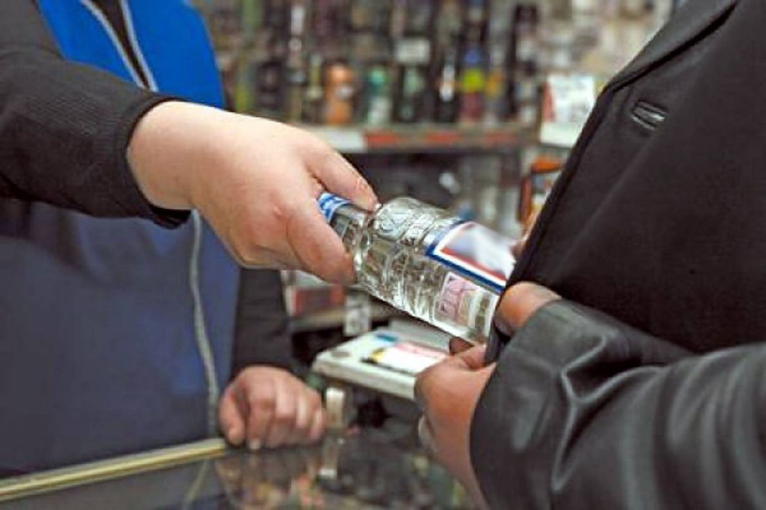 За проданную поллитровую бутылку алкоголя крепостью 34% жительницу Усманского района оштрафовали на 15 000 рублей.