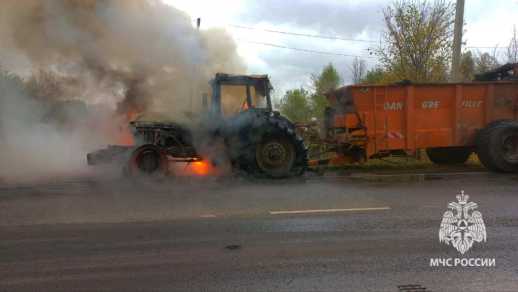 Трактор и надворная постройка горели в Липецкой области