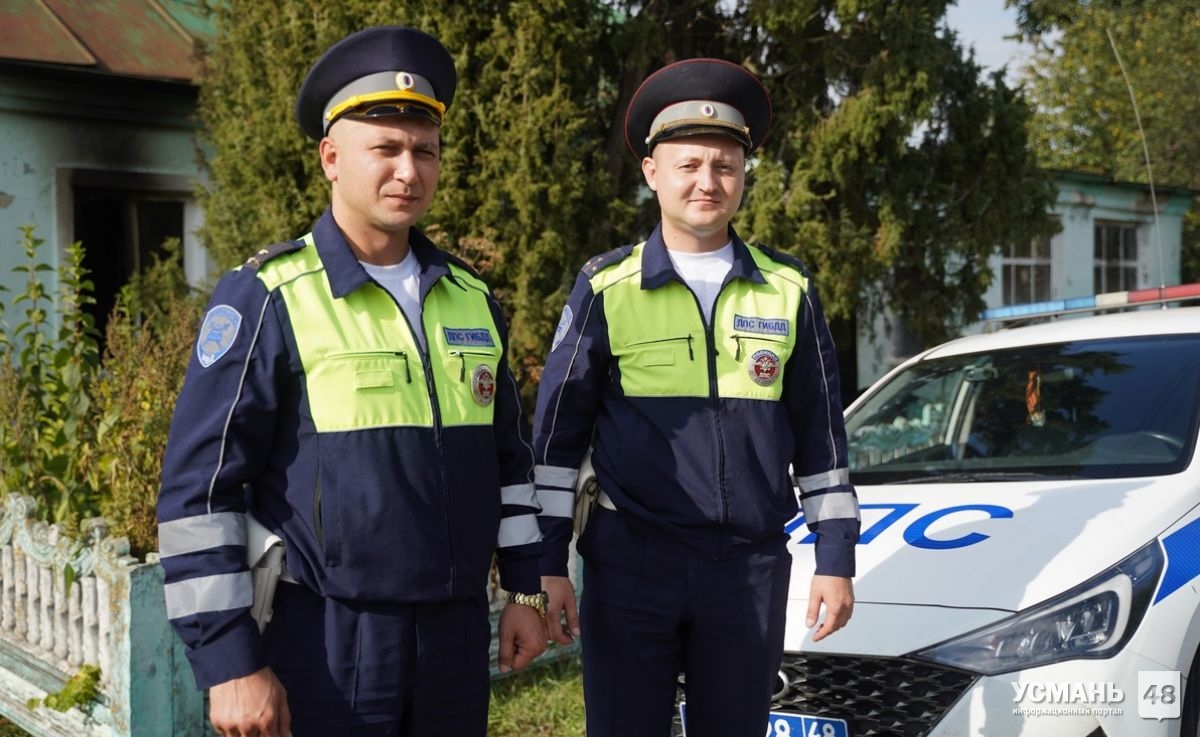 Двое автоинспекторов спасли мужчину из горящего дома