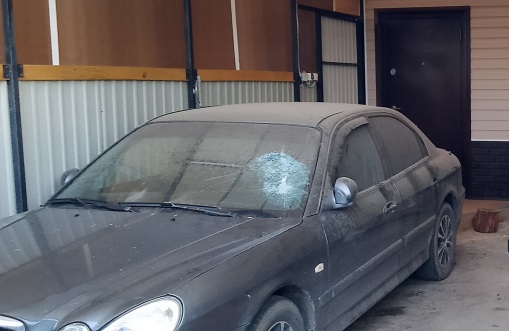 Житель Усманского района угрожал соседу убийством и бросил кирпич в автомобиль